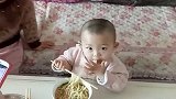 萌娃吃面条，这个办法是谁想出来的，再也不怕他玩面条了