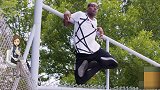 男子下腰学狗 扭曲到变形 没长骨头吧？