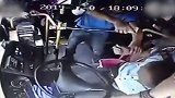 气愤！因拒绝向后门靠拢 男子公交上持充电宝打司机