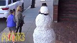 恐怖雪人恶作剧，假扮雪人吓路人，路人非常尴尬
