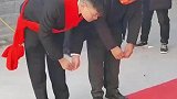 接亲出发前，父亲得知亲家家里还有老祖在家，亲自教给新郎礼仪，千叮万嘱不可失礼
