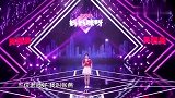 母女俩穿亲子装嗨跳钢管舞，刚一上钢管全场瞬间沸腾
