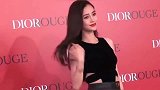 黑色绑带上衣，搭配黑色皮裙！性感十足！