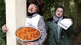 爆笑短剧：抠门老板卖火鸡面缺斤少两，憨小伙不花一分钱端走一盆