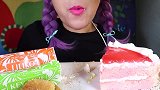 美女试吃各种口味的蛋糕