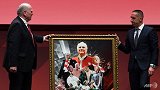 时代终结！赫内斯宣布退休全场起立鼓掌 里贝里送上纪念画像
