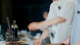 周震南品尝何洛洛牌“烤韭菜”，耿直南南扎心点评