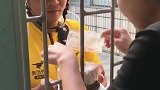 外卖小哥送蛋糕，蛋糕进不去，小姐姐接下来的举动，真是没谁了！