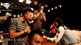 高以翔犒劳工作人员，请全体人员喝奶茶，超级温暖的高以翔！