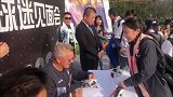 球迷排大队 巴乔为球迷亲切合影签名