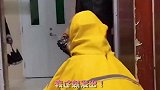 金毛给主人送伞，主人被暖哭，当二哈送伞时，竟被主人一顿揍