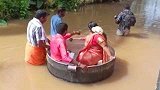印度：连降暴雨引发洪水，新婚夫妇坐大锅去结婚