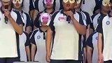 学生们戴着面具唱儿歌，这个小胖唱得很卖力