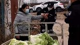 白菜莫名丢失两吨，警察当场抓住偷菜大妈