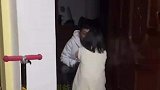 小棉袄见到爸爸回家，立马哭着跟爸爸告状