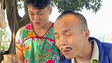 搞笑段子两个农村佬去找工作嫌工资低，看到有美女不要工资都行