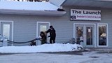 打扮成雪怪捉弄路人，向路人扔雪球，路人非常尴尬