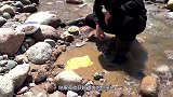 男子用磁铁探宝，不料竟吸到一把“手枪”，结果赚翻了！