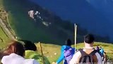 幸好旅游团没有瘦子，不然说被风刮跑了，都得以为是笑话