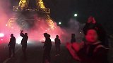魔幻巴黎！狂热球迷点燃烟火庆祝夺冠 香榭丽舍大街宛若仙境
