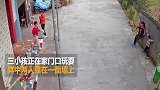 小孩靠墙玩耍时墙体倒塌坠落山崖，妈妈神反应将孩子拉回。