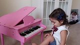 小朋友你在学钢琴吗，你学会了吗，试试看看怎么样！