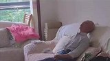 孙女突然回家探望独居六年的爷爷，爷爷举动让她破防