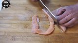 鸡胸肉按照这个做法，出锅外酥里嫩，酸甜开胃，真香