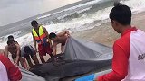 不要再迷路了呀！3米长海豚搁浅沙滩 众人合力将其送回海中