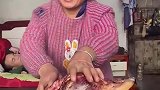 盲人母亲给脑瘫儿子做猪头肉吃，“自己一地鸡毛看不得人间疾苦”