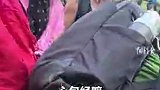 神秘的东方力量立竿见影！中国游客用中医的方式救助中暑的外国友人，2分钟后对方明显好转