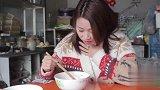 美女饭店吃面，一个人却点了两碗面，最后服务员的表情太有趣了