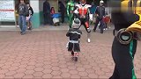 日本漫展小孩子穿上假面骑士的皮套