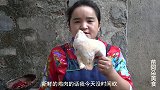 苗大姐做辣子鸡，鸡冻炒起来，再配霉豆腐，就差啤酒了