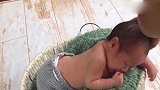 给小宝宝拍照，宝宝这姿势摆的像美人鱼，pose不错啊