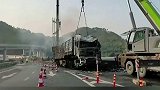 烟花运输车侧翻起火 消防紧急扑救