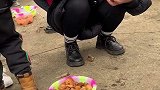 村民们蹲在地上吃席，网友见状议论纷纷