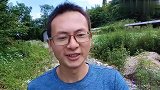 粉丝大哥带田野参观他的木房子，真是风水宝地，周围居然还有牧场