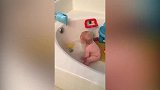 洗澡时也能犯困这个宝宝太可爱了，镜头记录这一刻！
