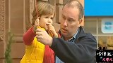 国外爆笑街头恶搞：帮系鞋带的小男孩拿气球，遭剪刀手暗算飞走了