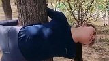 第一眼以为小姐姐要“倒拔垂杨柳”，眼前这一幕，谁有资格不服