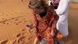 迪拜玩滑板冲沙，就这个项目，真佩服美女的勇气！
