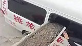 怎么往车里灌水泥