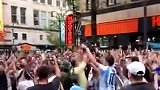 首战在即！阿根廷球迷在亚特兰大街上为球队唱歌助威