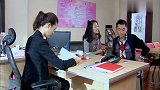 小两口刚办了离婚,就要拍照留念还要庆祝,女子有空到前妻家玩