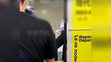 扇脸，啃咬！上海2女子地铁起争执，目击者：双方只因互相踩到脚