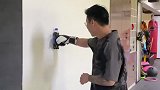 男子挑战用拳头击爆可乐瓶