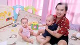 宝妈独自带双胞胎萌娃欢乐多，“角色扮演”采访宝宝，结果太搞笑