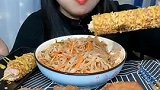 今天吃的是热狗棒，是油炸的，外酥里嫩，非常好吃