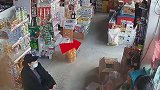 男孩在自家超市演劫匪，刚好撞上正在购物的警察